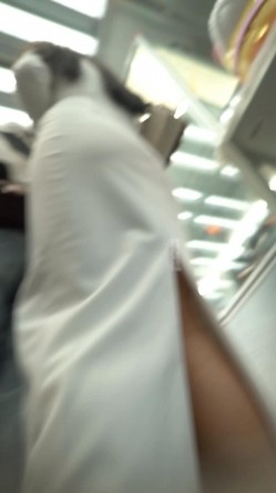 （空城原创）街上遇到的 ️极品开衩长紧裙sao姐姐无内逛街茂密的黑森林很是诱惑 截图6