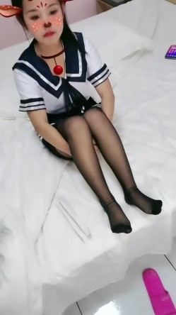 乖乖的小骚女露脸让小哥调教，黑丝制服诱惑让小哥刮阴毛修一修舔一舔，给小哥口交大鸡巴舔蛋蛋和菊花上位草 截图4