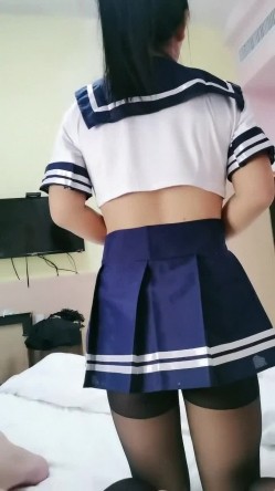 乖乖的小骚女露脸让小哥调教，黑丝制服诱惑让小哥刮阴毛修一修舔一舔，给小哥口交大鸡巴舔蛋蛋和菊花上位草 截图6