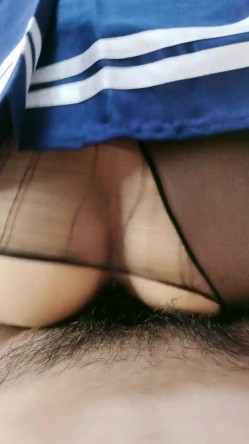 乖乖的小骚女露脸让小哥调教，黑丝制服诱惑让小哥刮阴毛修一修舔一舔，给小哥口交大鸡巴舔蛋蛋和菊花上位草 截图8