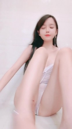 极品颜值美女模特宝宝这内衣真是性感诱人啊，浴室湿身诱惑，全程露脸无毛白虎逼特写展示，道具玩弄淫水多多 截图10