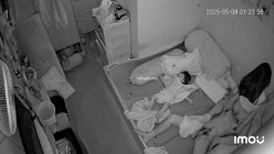 黑客破解萤石云家庭网络摄像头偷拍 ️饥渴少妇半夜挑逗老公坐他头舔逼上位骑屌 截图2