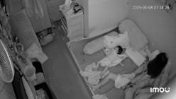 黑客破解萤石云家庭网络摄像头偷拍 ️饥渴少妇半夜挑逗老公坐他头舔逼上位骑屌 截图3