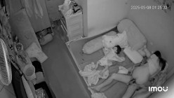 黑客破解萤石云家庭网络摄像头偷拍 ️饥渴少妇半夜挑逗老公坐他头舔逼上位骑屌 截图5