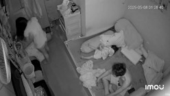 黑客破解萤石云家庭网络摄像头偷拍 ️饥渴少妇半夜挑逗老公坐他头舔逼上位骑屌 截图9