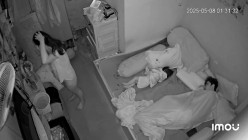 黑客破解萤石云家庭网络摄像头偷拍 ️饥渴少妇半夜挑逗老公坐他头舔逼上位骑屌 截图13