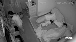 黑客破解萤石云家庭网络摄像头偷拍 ️饥渴少妇半夜挑逗老公坐他头舔逼上位骑屌 截图14