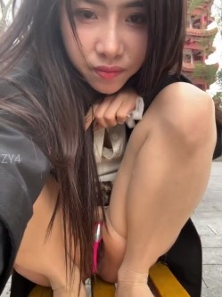 ️逆天户外主播【qingqing-ss】高颜值长腿丝袜、公园、商场餐厅大胆当着路人面裸露自慰 截图8