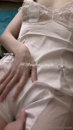 淫妻大神，【明月夫妻】，单男浴室啪啪，蒸腾的水汽，交缠的四肢，无法抗拒的激情，交融中迷失 截图7