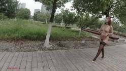顶级反差露脸御姐，露出鼻祖，网红【火儿姐】景区裸行高清原版视图，大奶美腿女人味十足 截图1