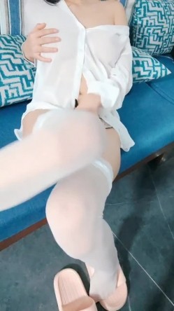 19岁的美胸学生，湖南小仙女，【甜甜真可爱】，为了学费生活费下海，奶子真大，又白又软撸管必备！ 截图8
