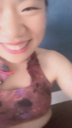 性感少妇【瑜伽老湿】上课啦~!展示标准瑜伽动作，教室跳蛋塞穴~玩空中秋千，无套啪啪~爽到内射 截图4