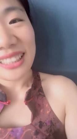 性感少妇【瑜伽老湿】上课啦~!展示标准瑜伽动作，教室跳蛋塞穴~玩空中秋千，无套啪啪~爽到内射 截图5
