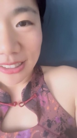 性感少妇【瑜伽老湿】上课啦~!展示标准瑜伽动作，教室跳蛋塞穴~玩空中秋千，无套啪啪~爽到内射 截图10