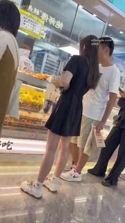 街拍抄底大神『KFC』全是青春靓妹 好看的小姐姐 截图1