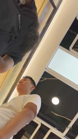 街拍抄底大神『KFC』全是青春靓妹 好看的小姐姐 截图16
