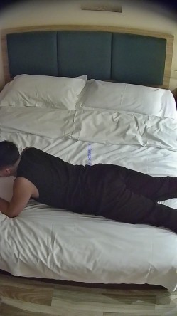 酒店偷拍健身圈爱好者肌肉男疯狂操瑜伽裤大屁股女孩 截图1