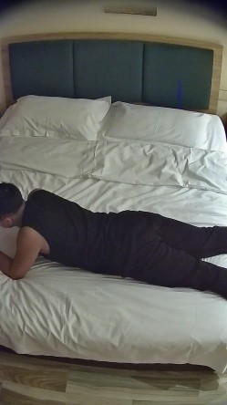 酒店偷拍健身圈爱好者肌肉男疯狂操瑜伽裤大屁股女孩 截图2