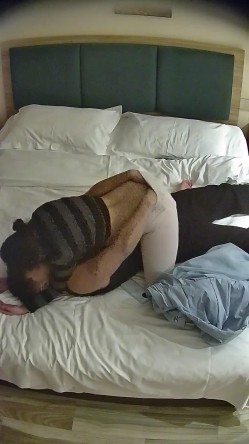 酒店偷拍健身圈爱好者肌肉男疯狂操瑜伽裤大屁股女孩 截图5