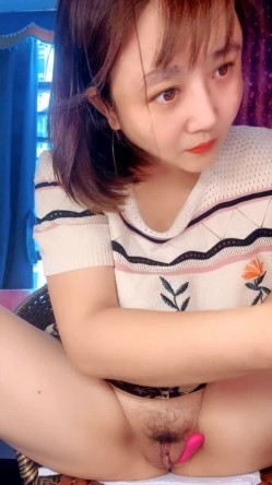 有味道的良家小少妇全程露脸直播赚外快，跟狼友撩骚互动揉奶玩逼，跳蛋塞逼里自慰呻吟，玩弄骚奶子精彩刺激 截图10