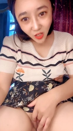 有味道的良家小少妇全程露脸直播赚外快，跟狼友撩骚互动揉奶玩逼，跳蛋塞逼里自慰呻吟，玩弄骚奶子精彩刺激 截图14