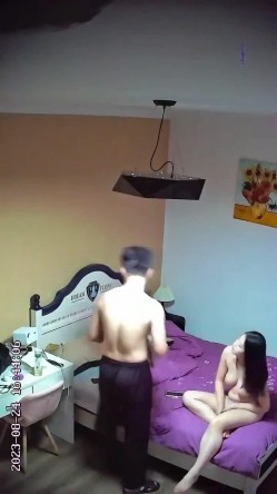 稀有投影房偷拍返校的学生情侣反差婊眼镜学妹穿上情趣内衣两个奶子很惹火 截图3