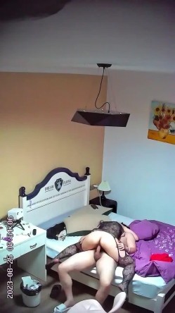 稀有投影房偷拍返校的学生情侣反差婊眼镜学妹穿上情趣内衣两个奶子很惹火 截图16