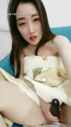 【王丽坤的表妹】美少妇大黑牛自慰和炮友啪啪，口交枕头垫屁股大力猛操不够爽再自慰 截图12