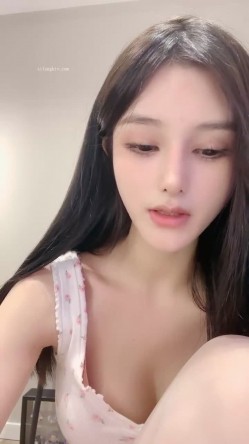 让人流鼻血的完美身材！【香奈奈】第五弹！搔首弄姿！ ！精致的奶子大小适中又不失挺拔！甜美的长相 截图2