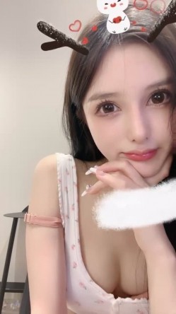 让人流鼻血的完美身材！【香奈奈】第五弹！搔首弄姿！ ！精致的奶子大小适中又不失挺拔！甜美的长相 截图5