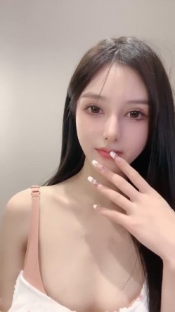 让人流鼻血的完美身材！【香奈奈】第五弹！搔首弄姿！ ！精致的奶子大小适中又不失挺拔！甜美的长相 截图8