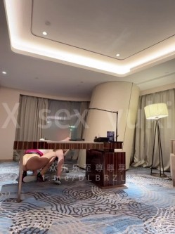 极品身材巨乳肥臀性瘾BBW母狗「Sexy_Yuki」“操死我的骚逼”高跟开档丝袜骚秘书在酒店行政套房里被老板潜规则 截图3