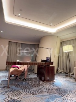 极品身材巨乳肥臀性瘾BBW母狗「Sexy_Yuki」“操死我的骚逼”高跟开档丝袜骚秘书在酒店行政套房里被老板潜规则 截图4