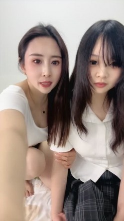 极品姐妹花【少妇姐妹】小嫂子带18岁JK表妹下海 被中年大叔双飞 简直是好白菜被猪拱了 截图1