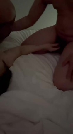 盐城射阳周大福女销售员一拖三视频 已婚少妇周大福女销售3p，多人运动淫乱不堪 截图2