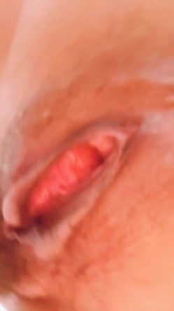 精品推荐 【快手】精品未断奶熟女『草莓阿姨』自慰福利 黑逼大奶肥臀少妇极度敏感爱穿着丝袜喷水 截图16