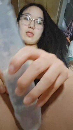 眼镜大奶校园女大生宿舍脸鲍同框道具自慰，线下约炮金主露脸啪啪 截图9