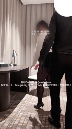 SM调教大神『狙心Dom』女秘书系列，表面端庄高雅女白领 私下其实是一只求虐骚婊母狗 截图1