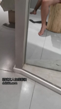 秘书装跪地汇报，老公金丝眼镜一戴鸡巴就硬，我含着边说工作边舔，镜子里奶子肥臀晃得骚，办公室偷情太刺激 截图3