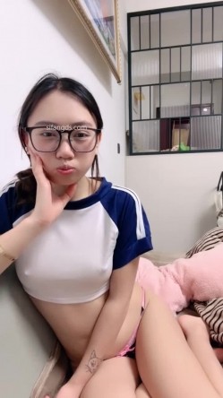 【粥粥哦】眼镜学妹 口交大鸡巴各种姿势爆乳蹂躏好刺激 表情好骚 截图6