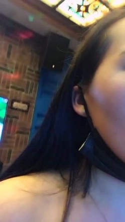 很是风骚女主播ktv开了间房 伴着嘈杂的音乐 直接秀起来了 也是会玩 截图1