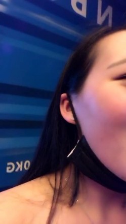 很是风骚女主播ktv开了间房 伴着嘈杂的音乐 直接秀起来了 也是会玩 截图2