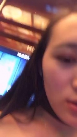 很是风骚女主播ktv开了间房 伴着嘈杂的音乐 直接秀起来了 也是会玩 截图3