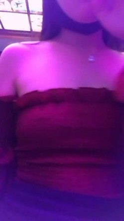 很是风骚女主播ktv开了间房 伴着嘈杂的音乐 直接秀起来了 也是会玩 截图4