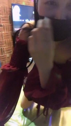 很是风骚女主播ktv开了间房 伴着嘈杂的音乐 直接秀起来了 也是会玩 截图5