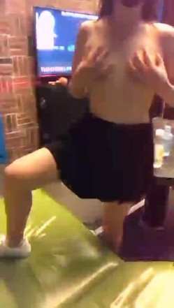很是风骚女主播ktv开了间房 伴着嘈杂的音乐 直接秀起来了 也是会玩 截图9