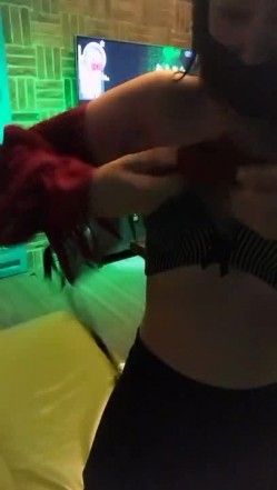 很是风骚女主播ktv开了间房 伴着嘈杂的音乐 直接秀起来了 也是会玩 截图16