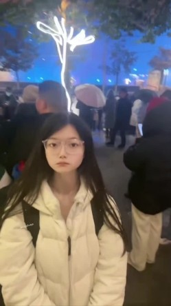 重磅！极品大奶清纯女神【小罗老师、旖可】付费露脸视图，露出裸舞性爱调教，年纪虽轻却很反差 截图2