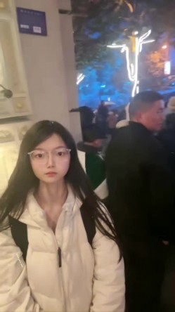 重磅！极品大奶清纯女神【小罗老师、旖可】付费露脸视图，露出裸舞性爱调教，年纪虽轻却很反差 截图3