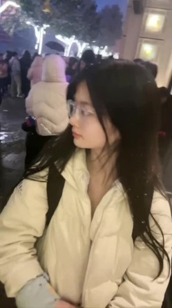 重磅！极品大奶清纯女神【小罗老师、旖可】付费露脸视图，露出裸舞性爱调教，年纪虽轻却很反差 截图13